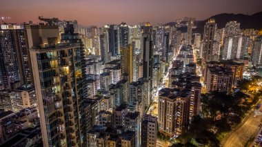 Konut kuleleri ve işlek caddelerin bulunduğu hareketli şehir mahallesi, 9 Ocak 2026