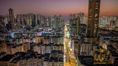 Canlı şehir ışıkları altında ışıl ışıl parlayan şehir sokağı, 9 Ocak 2026