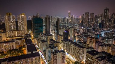 9 Ocak 2026 alacakaranlıkta yüksek şehir binaları tarafından çerçevelenmiş yoğun konutlar.