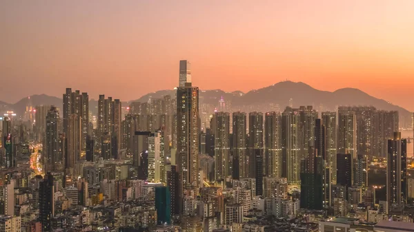 Neon ışıkları ve şehir mimarisinin yer aldığı canlı şehir merkezi, 9 Ocak 2026