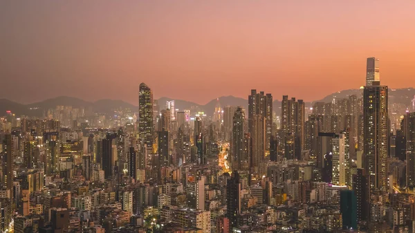 9 Ocak 2026 alacakaranlıkta yüksek şehir binaları tarafından çerçevelenmiş yoğun konutlar.