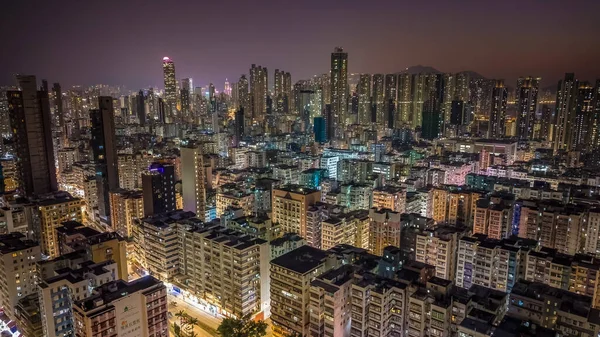 9 Ocak 2026 alacakaranlıkta yüksek şehir binaları tarafından çerçevelenmiş yoğun konutlar.