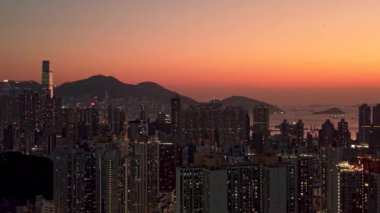 Altın Gün Batımı Kowloon Vibrant Urban Skyline, 2 Ocak 2026
