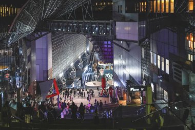 Yükseltilmiş cam yürüyüş yolu panoramik Kyoto şehir manzarası sunuyor. 23 Kasım 2025