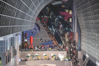 23 Kasım 2025 tarihli fütürist cam ve çelik yapının yer aldığı geniş istasyon binası.