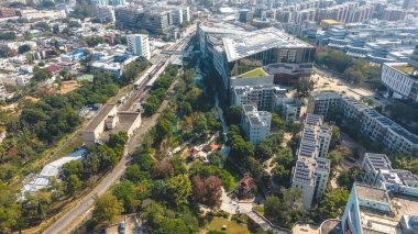 Gündüz ışığı 15 Ocak 2026 'da Kowloon Tong istasyonları ve sokak manzarasını vurguluyor.