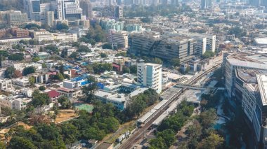 Açık gündüz ışığı Kowloon Tong kuzey binaları ve çevresini vurguluyor: 15 Ocak 2026