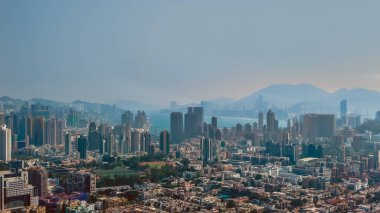 Açık gün ışığı Orta Kowloon binaları ve şehir manzarasını vurguluyor: 15 Ocak 2026