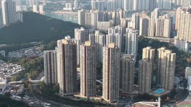 Parlak Gün Işığı Kwai Tsing Bölgesi 'nde Şehir Manzarasını Aydınlatıyor, Ocak 10 2026