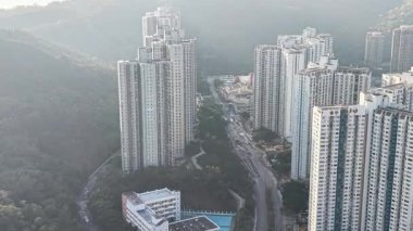 Parlak Gün Işığı Kwai Tsing Bölgesi 'nde Şehir Manzarasını Aydınlatıyor, Ocak 10 2026