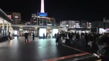 Kyoto Kulesi açık gökyüzü ile şehrin üzerinde yükseliyor, 22 Kasım 2025