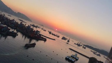 Yeni Yau Ma Tei Tayfun Sığınağı Vibrant Kowloon Rıhtımı boyunca, 24 Aralık 2025