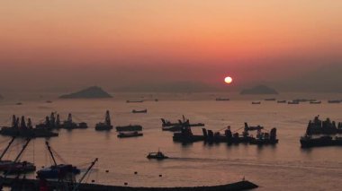 Yeni Yau Ma Tei Tayfun Sığınağı Vibrant Kowloon Rıhtımı boyunca, 24 Aralık 2025