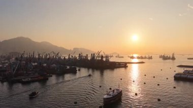 Yeni Yau Ma Tei Tayfun Sığınağı Vibrant Kowloon Rıhtımı boyunca, 24 Aralık 2025