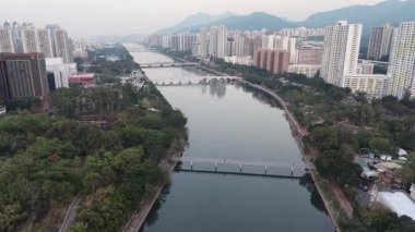 Parlak Gün Işığı Shing Mun Nehri 'nin Suyunu Yansıtır, 27 Aralık 2025