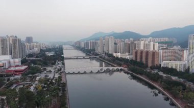 Parlak Gün Işığı Shing Mun Nehri 'nin Suyunu Yansıtır, 27 Aralık 2025