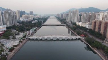 Parlak Gün Işığı Shing Mun Nehri 'nin Suyunu Yansıtır, 27 Aralık 2025