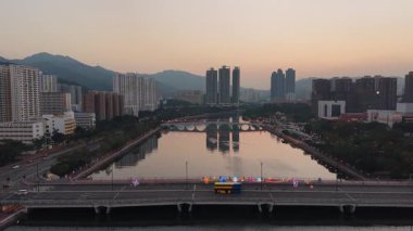 Parlak Gün Işığı Shing Mun Nehri 'nin Suyunu Yansıtır, 27 Aralık 2025