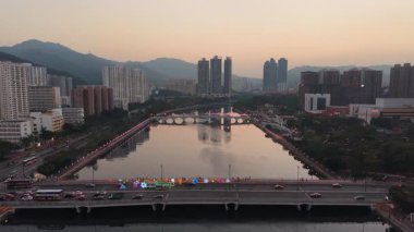 Parlak Gün Işığı Shing Mun Nehri 'nin Suyunu Yansıtır, 27 Aralık 2025