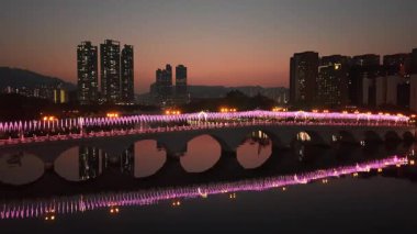 Shing Mun Nehri 'nde Noel Işığı Gece Manzarası, 27 Aralık 2025