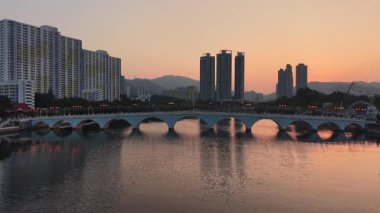 Parlak Gün Işığı Shing Mun Nehri 'nin Suyunu Yansıtır, 27 Aralık 2025