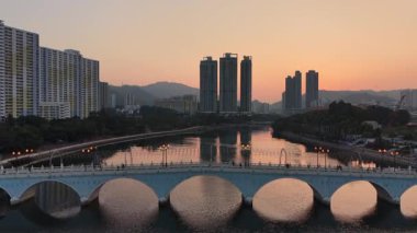 Parlak Gün Işığı Shing Mun Nehri 'nin Suyunu Yansıtır, 27 Aralık 2025