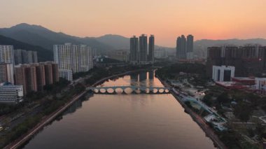 Parlak Gün Işığı Shing Mun Nehri 'nin Suyunu Yansıtır, 27 Aralık 2025