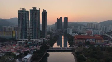 Parlak Gün Işığı Shing Mun Nehri 'nin Suyunu Yansıtır, 27 Aralık 2025