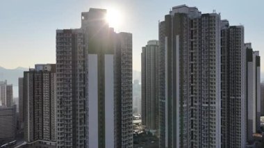 Parlak Gün Işığı Şehir Manzarasını Aydınlatıyor Anderson Yolu boyunca, 11 Ocak 2026