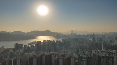 Işıldayan su ve şehir siluetiyle sakin akşam manzarası 11 Ocak 2026