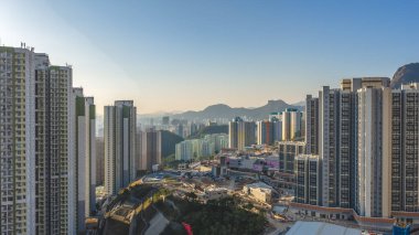 Yerleşim kuleleri sıcak bir akşamın altında parıldıyor Kowloon silueti 11 Ocak 2026