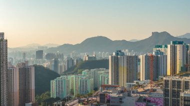 Gün batımında yoğun şehir binalarına bakan ikonik dağ silueti 11 Ocak 2026