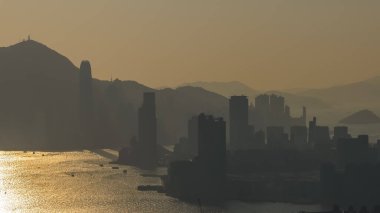 Işıldayan su ve şehir siluetiyle sakin akşam manzarası 11 Ocak 2026