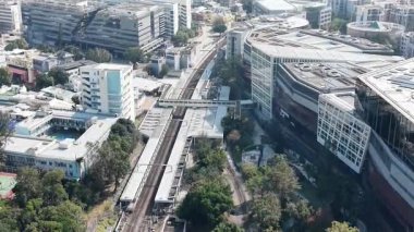 Parlak Gün Işığı Kowloon Tong İstasyonu 'nun Meşgul Girişini Aydınlattı, 15 Ocak 2026