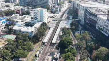 Parlak Gün Işığı Kowloon Tong İstasyonu 'nun Meşgul Girişini Aydınlattı, 15 Ocak 2026