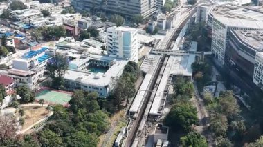 Parlak Gün Işığı Kowloon Tong İstasyonu 'nun Meşgul Girişini Aydınlattı, 15 Ocak 2026