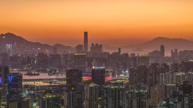 Şehir ışıkları akşam saatlerinde dağların altında parıldıyor. 11 Ocak 2026