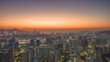 Şehir kuleleri 11 Ocak 2026 'da akşam saatlerinde dağlara karşı siluet oluşturdu.