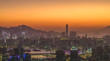 Şehir kuleleri 11 Ocak 2026 'da akşam saatlerinde dağlara karşı siluet oluşturdu.