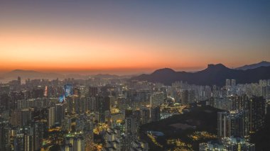 Gün batımında yoğun şehir binalarına bakan ikonik dağ silueti 11 Ocak 2026