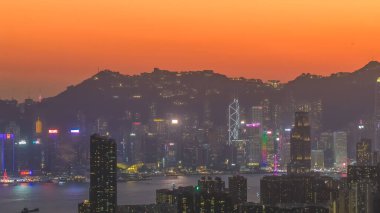 Şehir kuleleri 11 Ocak 2026 'da akşam saatlerinde dağlara karşı siluet oluşturdu.