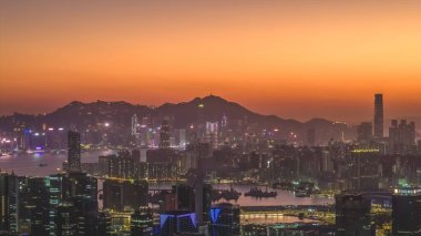 Şehir kuleleri 11 Ocak 2026 'da akşam saatlerinde dağlara karşı siluet oluşturdu.