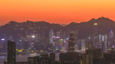 Şehir ışıkları akşam alacakaranlığı sırasında dağların altında parıldıyor. 11 Ocak 2026