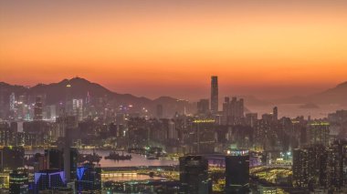 Şehir kuleleri 11 Ocak 2026 'da akşam saatlerinde dağlara karşı siluet oluşturdu.