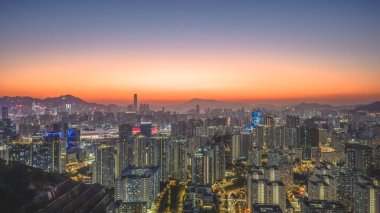 Şehir ışıkları akşam saatlerinde dağların altında parıldıyor. 11 Ocak 2026