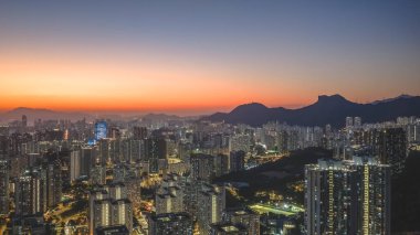 Gün batımında yoğun şehir binalarına bakan ikonik dağ silueti 11 Ocak 2026