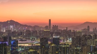 Gün batımında yoğun şehir binalarına bakan ikonik dağ silueti 11 Ocak 2026