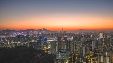 Yumuşak akşam renkleri Ping Shan binalarını ve manzara 11 Ocak 2026 'yı aydınlatır.