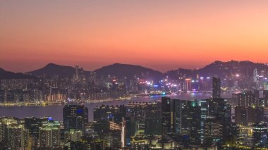 Yumuşak akşam parıltısı Kwun Tong binaları ve deniz manzaralı gökyüzü 11 Ocak 2026 'yı vurguluyor