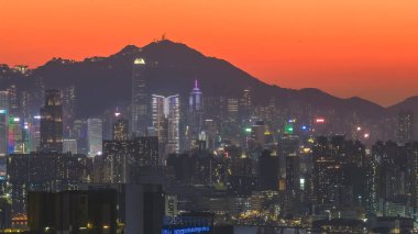 Gün batımında yoğun şehir binalarına bakan ikonik dağ silueti 11 Ocak 2026